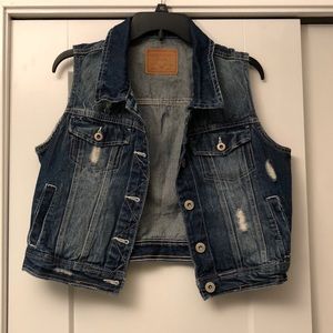 Sleeveless denim jacket